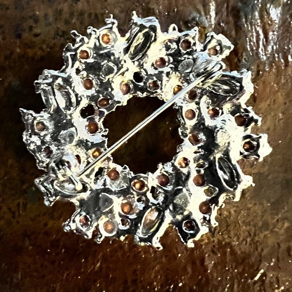 VINTAGE Rhinestone Wreath Brooch - Picture 4 of 6
